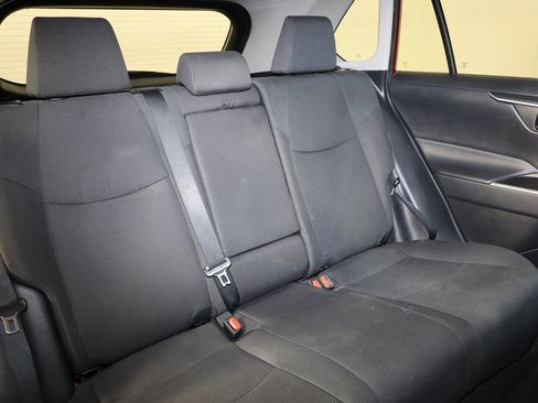 Used 2021 Toyota RAV4 LE FWD image 9