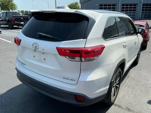 Used 2018 Toyota Highlander XLE AWD/4WD image 4