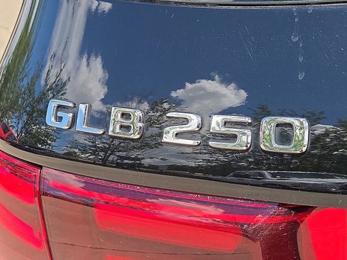 Used 2025 Mercedes-Benz GLB 250 4MATIC image 9