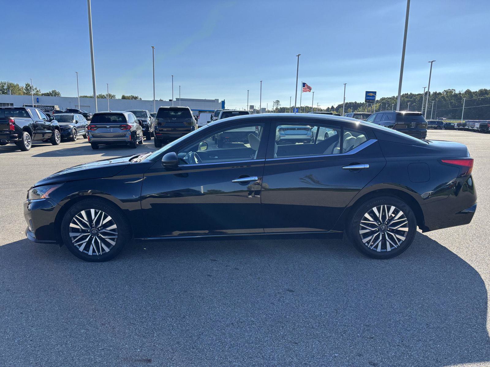 Used 2025 Nissan Altima 2.5 SV FWD image 2