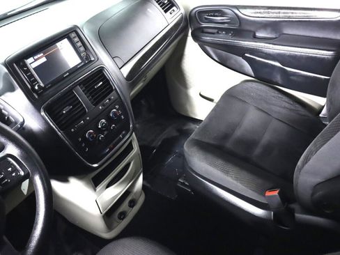 Used 2019 Dodge Grand Caravan SE w/ UConnect Hands-Free Group image 29
