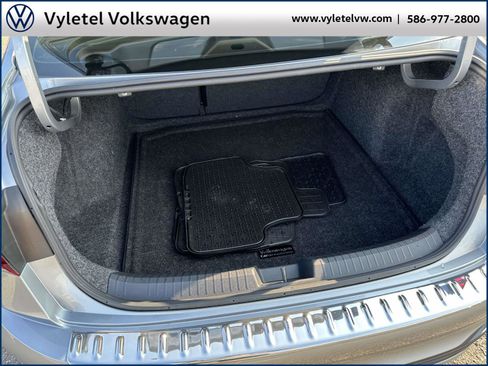 Certified 2024 Volkswagen Jetta SE w/ Panoramic Sunroof Package image 9