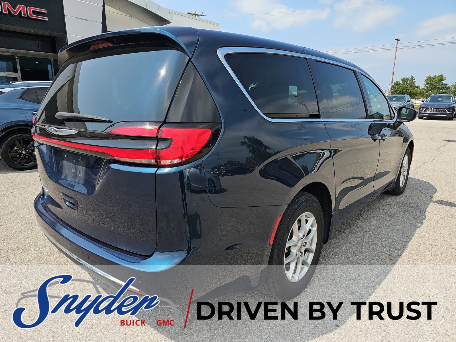 Used 2023 Chrysler Pacifica Touring-L FWD image 5