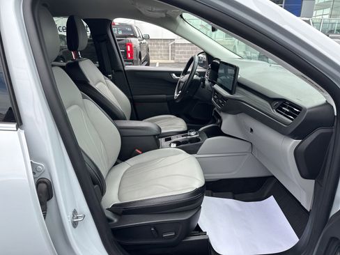 Used 2025 Ford Escape Platinum w/ Premium Technology Package AWD/4WD image 28