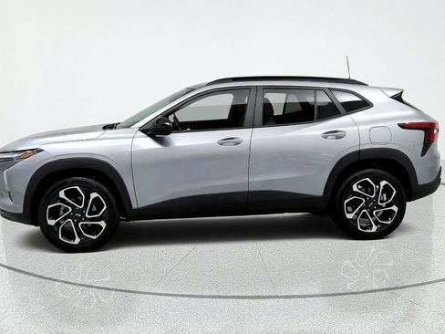 Certified 2024 Chevrolet Trax RS w/ Sunroof Package FWD image 2