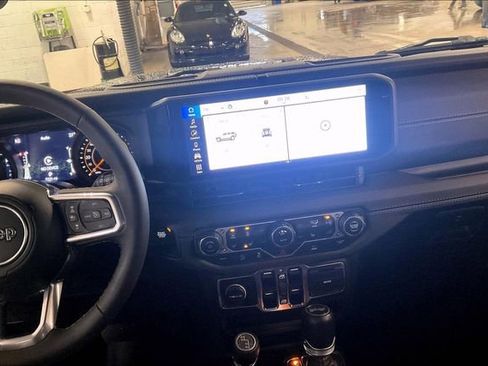 Used 2025 Jeep Wrangler Sahara image 6