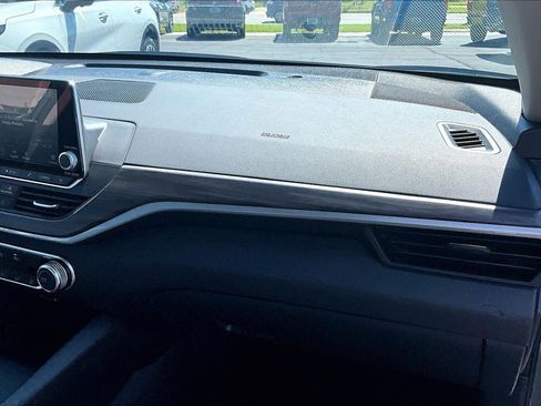 Used 2025 Nissan Altima 2.5 SV FWD image 17