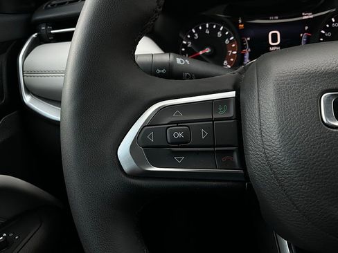 Used 2025 Jeep Compass Limited image 36