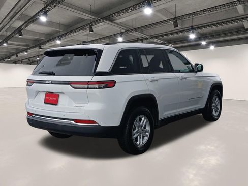 Used 2024 Jeep Grand Cherokee Laredo RWD image 16