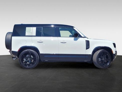 Used 2025 Land Rover Defender 110 X-Dynamic SE image 3