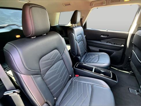 Certified 2024 Nissan Pathfinder Platinum FWD image 18
