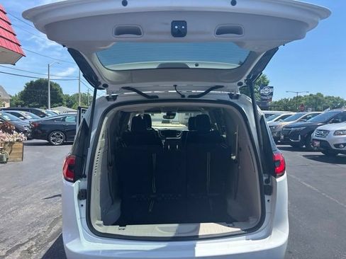 Used 2022 Chrysler Pacifica Touring-L FWD image 18