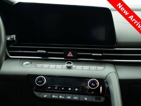 Used 2023 Hyundai Elantra SEL w/ Convenience Package image 9