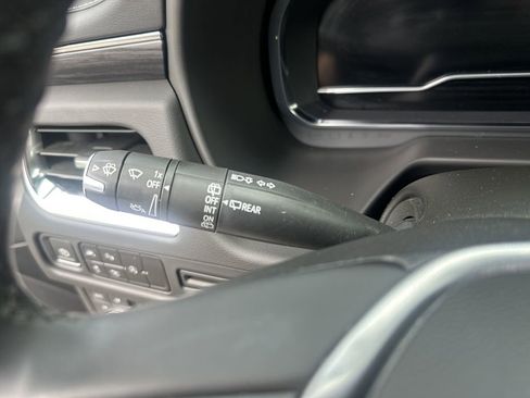 Used 2024 GMC Yukon SLT w/ SLT Luxury Package image 14