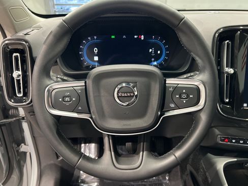 Used 2025 Volvo XC40 B5 Core image 18