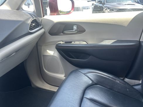 Used 2017 Chrysler Pacifica Touring-L FWD image 25