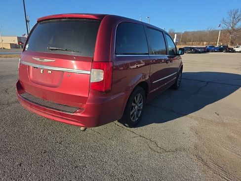 Used 2015 Chrysler Town & Country S image 5