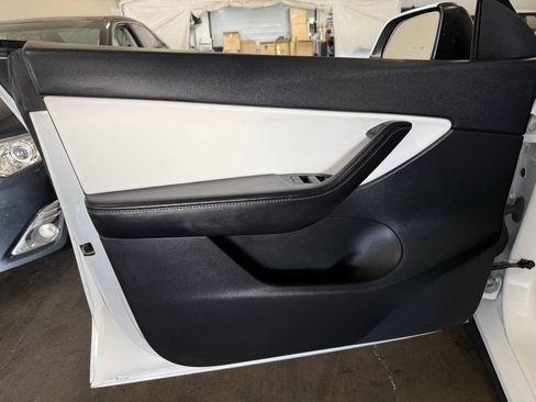 Used 2021 Tesla Model Y Long Range AWD/4WD image 21