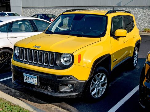 Used 2018 Jeep Renegade Latitude AWD/4WD image 12