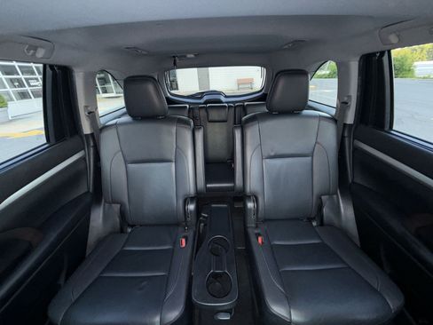 Used 2019 Toyota Highlander XLE AWD/4WD image 25