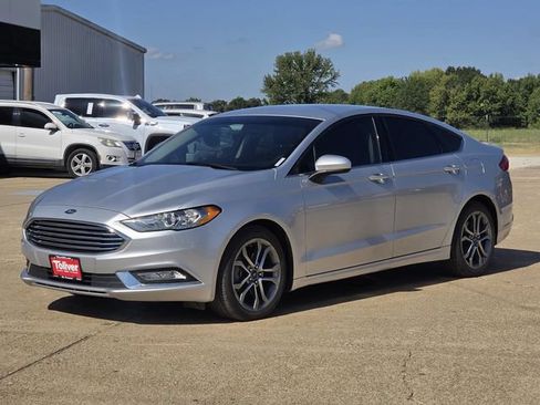 Used 2017 Ford Fusion SE w/ Equipment Group 201A FWD image 4