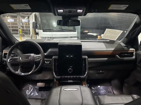 Used 2025 GMC Yukon XL Denali image 34