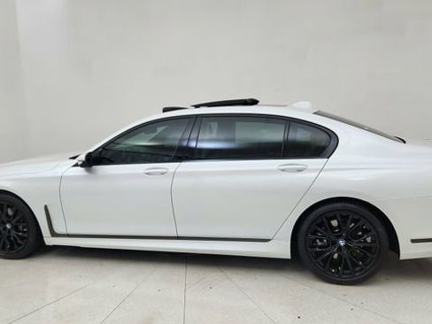 Used 2022 BMW 740i w/ M Sport Package image 4