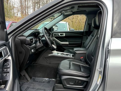 Certified 2022 Ford Explorer XLT w/ Equipment Group 202A image 19