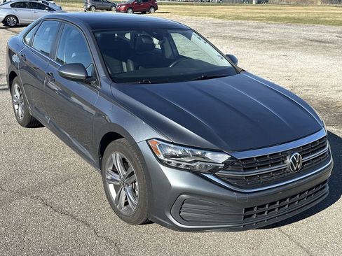 Used 2024 Volkswagen Jetta SE image 2