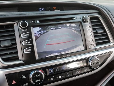 Used 2019 Toyota Highlander XLE AWD/4WD image 47
