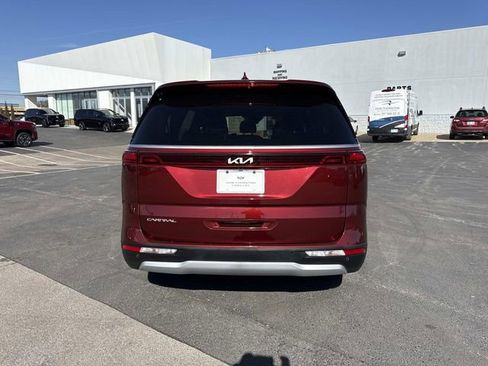 Used 2024 Kia Carnival LX FWD image 3