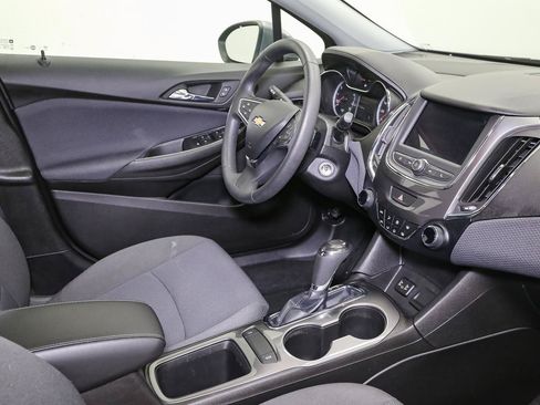 Used 2019 Chevrolet Cruze LT FWD image 17