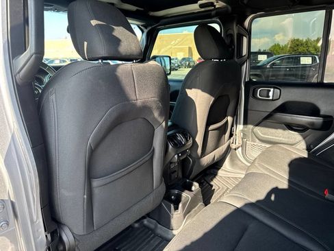 Used 2019 Jeep Wrangler Unlimited Sahara AWD/4WD image 13