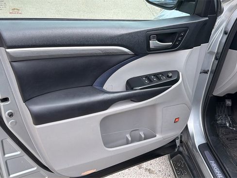 Used 2018 Toyota Highlander Limited Platinum image 12