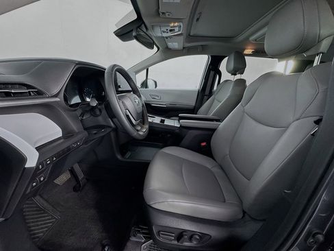 Used 2025 Toyota Sienna XLE w/ XLE Plus Package FWD image 12