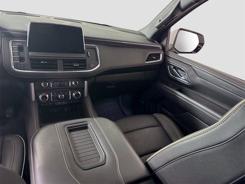 Used 2024 GMC Yukon XL SLT w/ SLT Luxury Package image 17