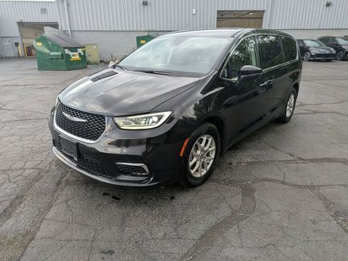 Used 2023 Chrysler Pacifica Touring-L FWD image 1