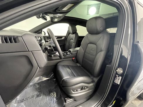Used 2025 Porsche Cayenne Coupe AWD/4WD image 5