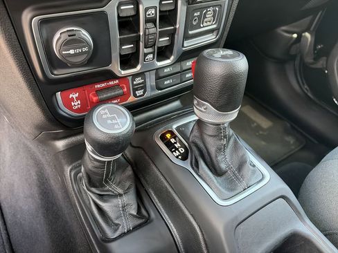 Used 2025 Jeep Wrangler Unlimited Rubicon AWD/4WD image 25