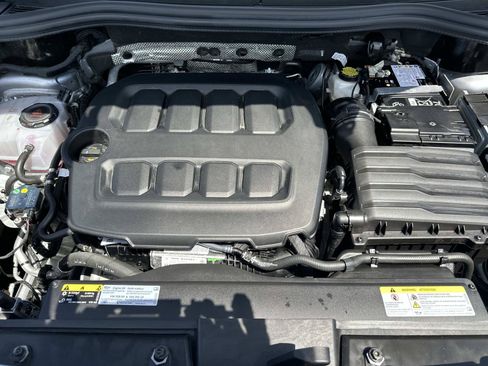 Used 2025 Volkswagen Tiguan SE w/ Panoramic Sunroof Package AWD/4WD image 10
