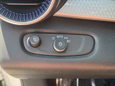 Used 2025 Chevrolet Trax LT w/ LT Convenience Package image 21