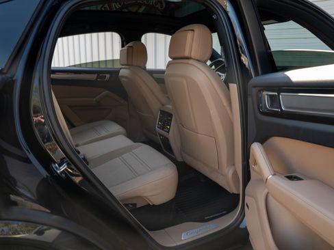 Certified 2023 Porsche Cayenne Platinum Edition image 37
