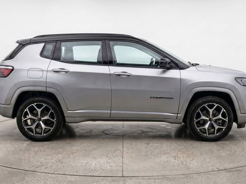 Used 2025 Jeep Compass Limited AWD/4WD image 11
