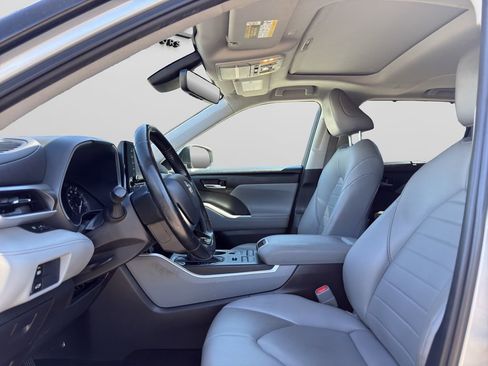 Used 2021 Toyota Highlander XLE AWD/4WD image 10
