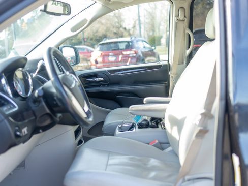 Used 2015 Chrysler Town & Country Touring w/ Driver Convenience Group image 34