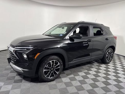 Used 2025 Chevrolet TrailBlazer LT image 2