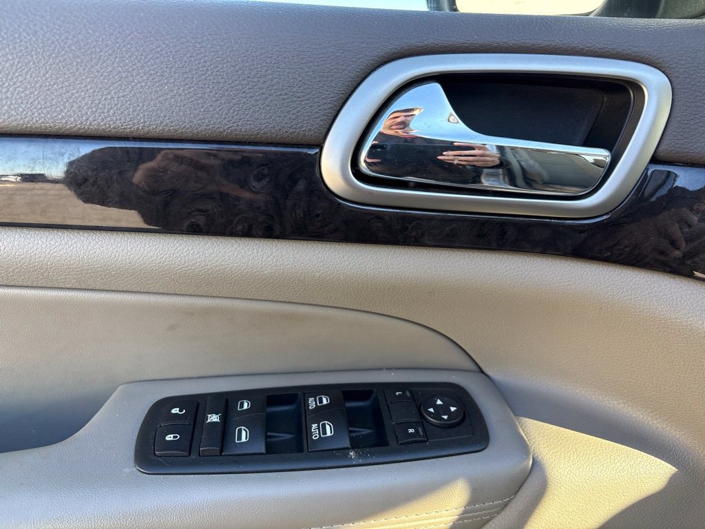 Used 2012 Jeep Grand Cherokee Laredo w/ Laredo E Group AWD/4WD image 10