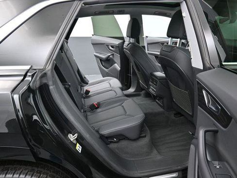 Used 2023 Audi Q8 Premium image 33