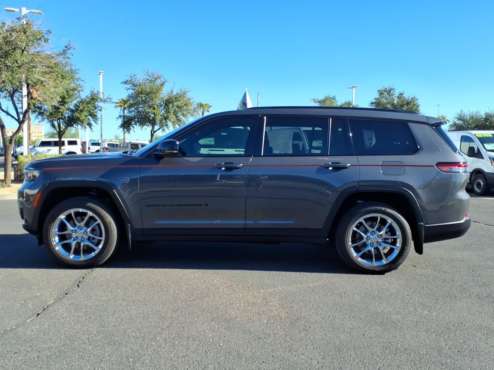 Used 2025 Jeep Grand Cherokee L Laredo RWD image 2