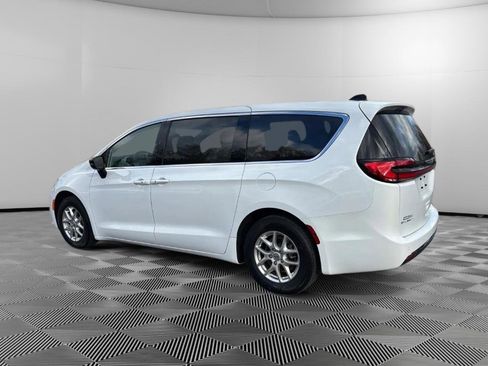Used 2024 Chrysler Pacifica Touring-L image 3
